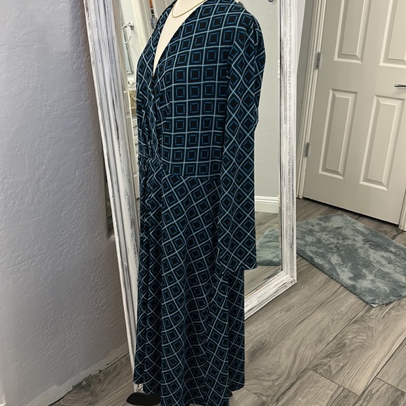 Beautiful blue black print loose fitting stretch dress from Target - Picture 5 of 11